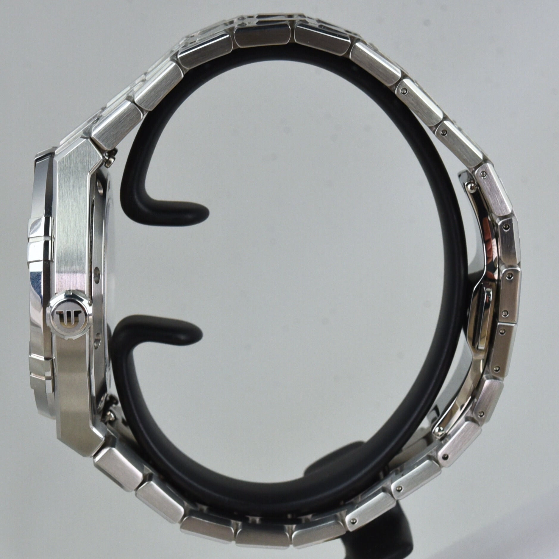Maurice Lacroix Aikon Automatic Date 42mm AI6008-SS00F-630-D (Pre-owned)