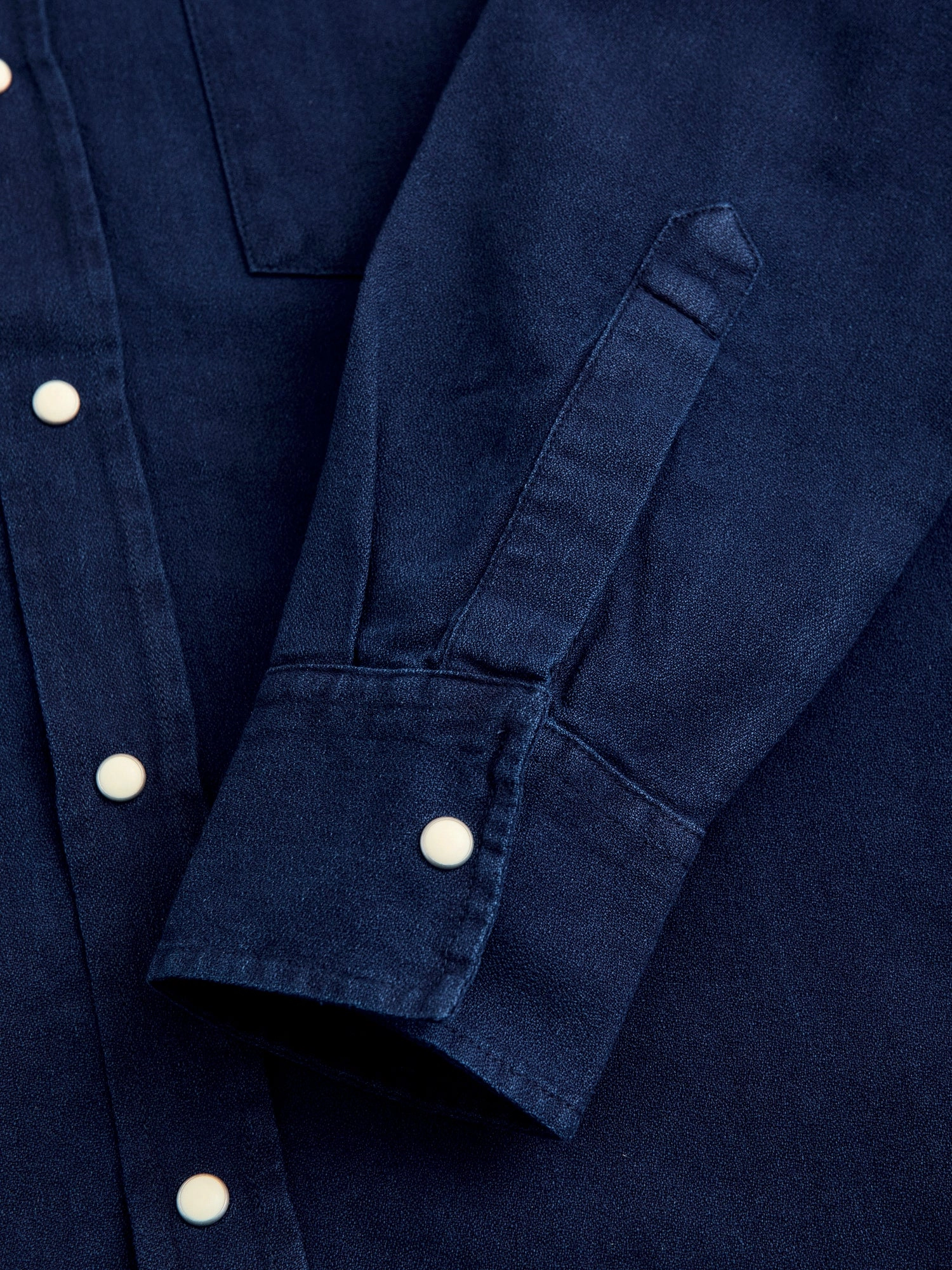 Yarn-Dyed Sateen Pearl Snap Shirt in Rinsed Indigo